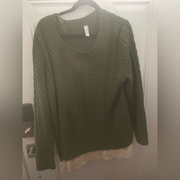 Green sweater lace trim. - Picture 1 of 4